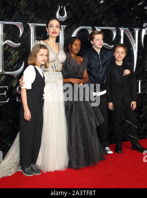 Angelina Jolie und ihre Kinder Vivienne, Zahara de los Atunes, Silo und Knox an der Malefiz: Herrin des Bösen Europäischen Film Premiere im Odeon IMAX Waterloo in London. Stockfoto