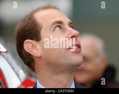 Der Graf von Wessex trifft junge Menschen in der Herzog von Edinburgh Award beteiligt Im Millennium Stadium, Cardiff heute (Dienstag, 19.11.02), wo die Regelungen des Allgemeinen Rates 2003 gehalten wurde. 19/11/02 Stockfoto