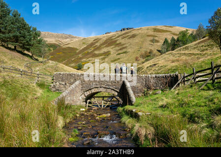 Alte steinerne Brücke an der Jacobs Leiter auf der Pennine Way, Morley, Peak District, Derbyshire, England. Stockfoto