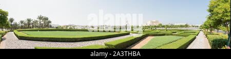 Panoramablick auf die Grünanlagen rund um die Bögen Brunnen in der Nähe der Royal Opera House im Oman Stockfoto