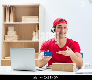 Call Center Mitarbeiterin am Paketverteilzentrum in Post Stockfoto