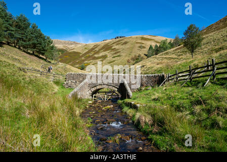 Alte steinerne Brücke an der Jacobs Leiter auf der Pennine Way, Morley, Peak District, Derbyshire, England. Stockfoto