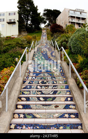 16 Avenue Fliesen- schritte Projekt, eine Nachbarschaft zu erstellen ein Mosaik der Steigleitungen der 163 Schritte entfernt an 16. und Moraga. San Francisco, Kalifornien Stockfoto