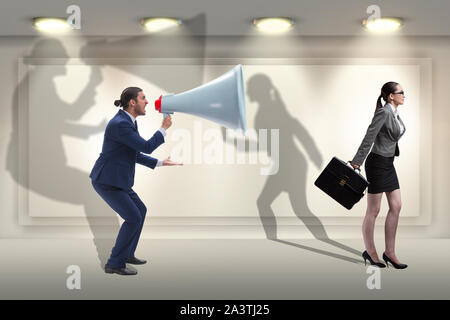 Unternehmer durch die großen Lautsprecher schreien Stockfoto