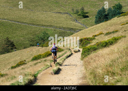 Radfahrer auf der Pennine Way in der Nähe von Jacobs Ladder, Alfreton, Derbyshire, England. Stockfoto