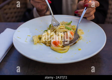 Nahaufnahme von einem Teller Pasta mit Garnelen Stockfoto