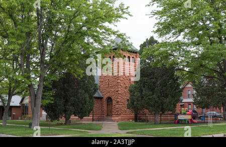 Die 1899 im neuromanischen Stil, erste Gemeindekirche, entworfen von Pueblo Architekten Charles H. Stickney, in Pueblo, Colorado beinhaltet eine Reihe von Tiffany Glasfenster in der Apsis Stockfoto