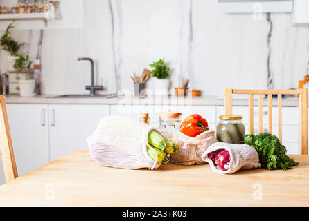 Küche Innenausstattung und Tisch mit Lebensmitteln in Säcke aus Textilgewebe Stockfoto