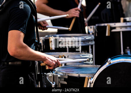 Abschnitt einer marching band line Drum durchführen Stockfoto