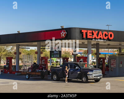 Las Vegas, Nevada, Vereinigte Staaten von Amerika (USA. 9. Okt. 2017. Texaco Tankstelle. Texaco ist ein amerikanisches öl Tochtergesellschaft der Chevron Corporation, die sich auf den Vertrieb und den Verkauf von Kraftstoffen und Ölen. Credit: Alexey Bychkov/ZUMA Draht/Alamy leben Nachrichten Stockfoto