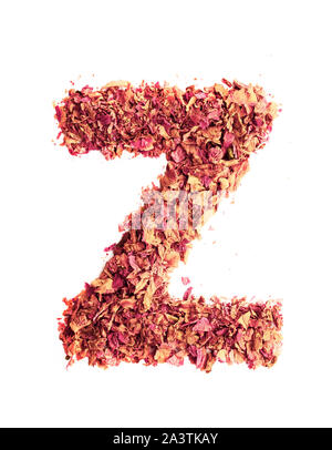 Buchstabe Z aus getrockneten Rosenblättern, auf weißem Hintergrund. Essen Typografie, englische Alphabet. Design Element. Stockfoto