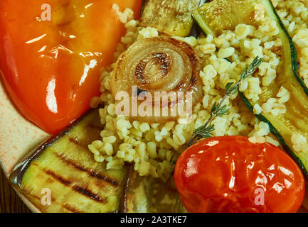 Halloumi und Bulgur weizen Salat, Nahaufnahme, mediterrane Salat. Stockfoto