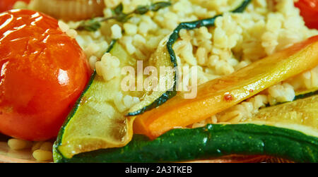 Halloumi und Bulgur weizen Salat, Nahaufnahme, mediterrane Salat. Stockfoto