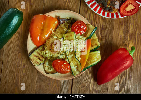 Halloumi und Bulgur weizen Salat, Nahaufnahme, mediterrane Salat. Stockfoto