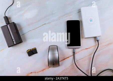 Arbeitsplatz ein Telefon in der powerbank auf Technologie verbinden mit Kabel Kabel Kopieren von Fotos von Speicherkarten, tragbare Festplatte Stockfoto