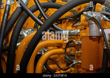 Nahaufnahme der Hydraulikleitungen der Schwerindustrie. Low Key. Hydraulische Wartungskonzept. Stockfoto