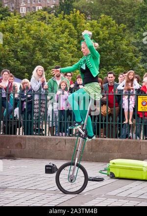 Straßenkünstler auf Einrad. Edinburgh Fringe Festival. The Mound, Edinburgh, Schottland Stockfoto