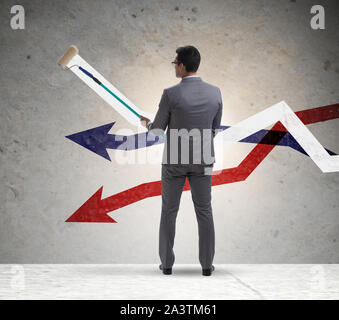 Der Geschäftsmann Zeichnen von Diagrammen in Prognosen Konzept Stockfoto