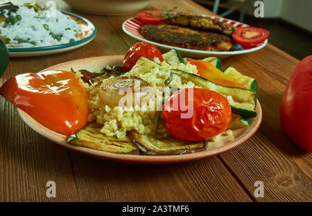 Halloumi und Bulgur weizen Salat, Nahaufnahme, mediterrane Salat. Stockfoto