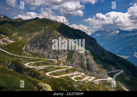 Luftaufnahme von einer alten Straße durch den St. Gotthard Pass in den Schweizer Alpen gehen Stockfoto