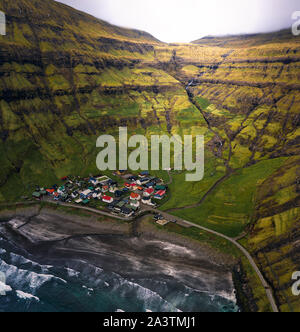 Luftaufnahme des Tjornuvik Dorf und seinen Strand in den Färöer Inseln Stockfoto