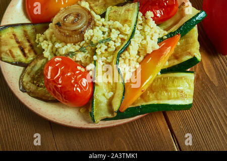 Halloumi und Bulgur weizen Salat, Nahaufnahme, mediterrane Salat. Stockfoto