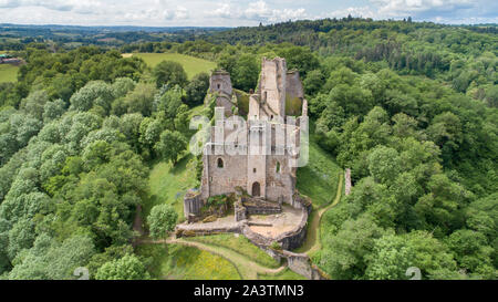 Saint-Jean-Ligoure (in der Mitte von Frankreich): Luftaufnahme des Chateau de Chalucet (oder Chalusset) Schloss im Frühling, während des 12. Jahrhunderts gebaut, o Stockfoto