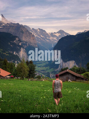 Touristische schaut auf das Lauterbrunnental vom Dorf Wengen, Schweiz Stockfoto