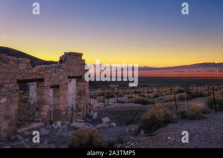 Sonnenaufgang über verlassene Gebäude in Rhyolith, Nevada Stockfoto