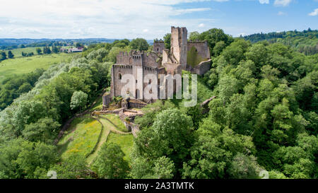 Saint-Jean-Ligoure (in der Mitte von Frankreich): Luftaufnahme des Chateau de Chalucet (oder Chalusset) Schloss im Frühling, während des 12. Jahrhunderts gebaut, o Stockfoto