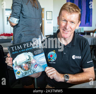 London, Großbritannien. 10 Okt, 2019. Tim Peake Unterzeichnung die neueste Kopie seines Buches an der New Scientist Live 2019 Credit: Paul Quezada-Neiman/Alamy leben Nachrichten Stockfoto