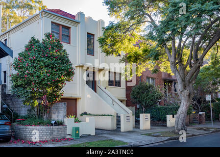 Zweistöckige Wohnungen oder Apartments wahrscheinlich in der Zeit zwischen den beiden Weltkriegen Art Deco, Inter-Krieg Georgian Revival Stil und in den 1940er gebaut Stockfoto