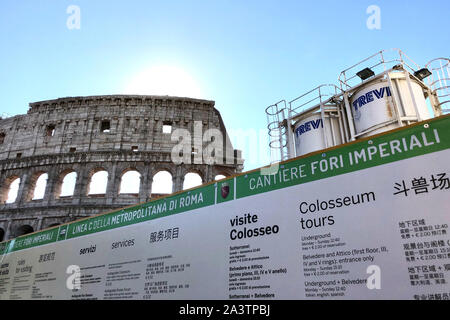 09. Oktober 2019, Italien, Rom: eine Baustelle Zeichen für die neue Metro C U-Line steht vor dem Kolosseum. Nicht nur archäologische Schätze sind unter der römischen antiken Kaiserlichen Foren versteckt. Zwei riesige Tunnelbohrmaschinen sind jetzt U-Bahn fest. Der Grund dafür ist die Stadt der Kampf, eine neue U-Bahn-Linie zu bauen. Die ursprünglich geplante Abschnitt der Metro C zwischen dem Kolosseum und der Piazza Venezia war auf Eis für die Zeit. Die öffentlichen Unternehmen, überwacht den Bau steht am Rande des Bankrotts. (Dpa: Bohren Maschinen "begraben" unter "Rom-forum - Stockfoto