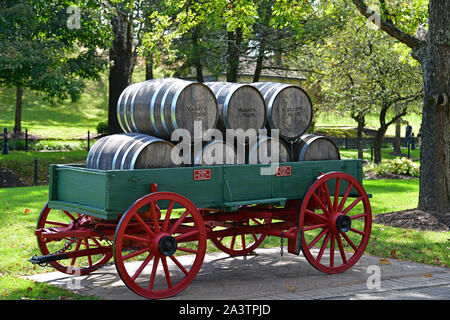 Eiche Fässern auf Schlitten Maker's Mark Brennerei Loretto Kentucky USA. September 28, 2019 Stockfoto