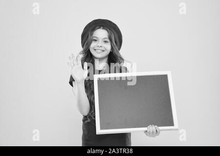 Werbung kopieren. Überprüfen Sie die Liste Konzept. Schule Informationen. Informieren Sie. Verkauf und Rabatt. Kind promo Information Board. Für Informationen. Mädchen Halten leere Tafel Tafel. Stockfoto