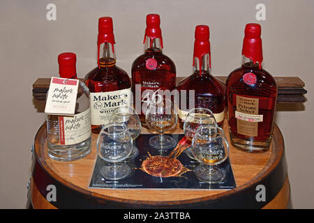 Loretto, KY, USA - 28. September 2019: Flaschen und Gläser von Maker's Mark Bourbon bei Abschluss der Besichtigung einer Brennerei beprobt. Stockfoto