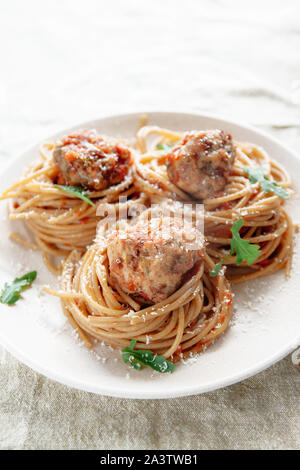 Original italienische Spaghetti mit Fleischbällchen in Tomatensauce Stockfoto