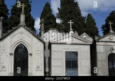 Alte europäische Friedhof Gräber in Form von Kapellen Stockfoto