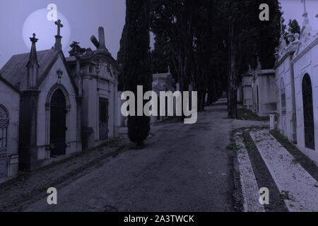 Alte europäische Friedhof Straße in einer Vollmondnacht Stockfoto