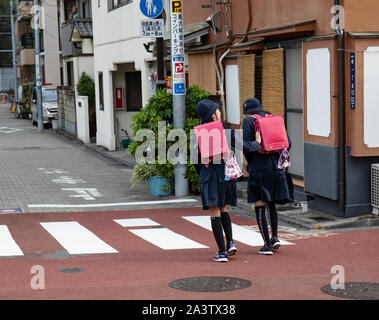 Tokyo, Japan - 31. Oktober 2018: Zwei japanische Schulmädchen auf dem Weg zur Schule in Tokio, Japan. Stockfoto