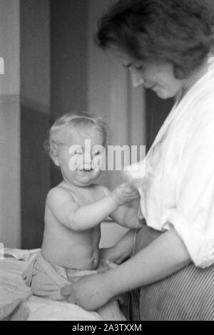 Mutter und Art aus Meißen, Sachsen, 1935. Mutter und Kind von Meißen, Sachsen, 1935. Stockfoto