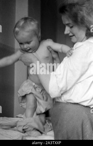 Mutter und Art aus Meißen, Sachsen, 1935. Mutter und Kind von Meißen, Sachsen, 1935. Stockfoto