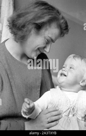 Mutter und Art aus Meißen, Sachsen, 1935. Mutter und Kind von Meißen, Sachsen, 1935. Stockfoto