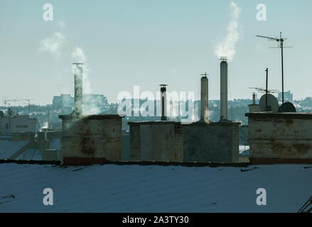 Rauchen in einem chmineys sowy Urban Winter Szene in Wien/Österreich. Heizung Energie und Umweltverschmutzung Konzept. Stockfoto