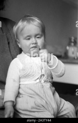 Mutter und Art aus Meißen, Sachsen, 1935. Mutter und Kind von Meißen, Sachsen, 1935. Stockfoto