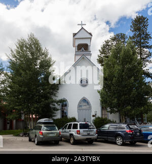 Die Old St. Mary's Catholic Church in Breckenridge, Colorado, 1881 erbaut und an seinen heutigen Standort im Jahr 1890 bewegt (mit einem Glockenturm 1899 hinzugefügt). Das Gebäude befindet sich in der Nähe von einem in der Nähe von St. Mary's Church Stockfoto