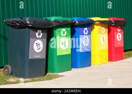 Trennen Müll. Recycling von Abfällen Konzept. Container für Metall, Glas, Papier, Organics, Kunststoff für die weitere Verarbeitung von Müll. Seitenansicht Stockfoto