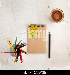 Buntstifte, Laub und Papier. Rahmen für Text. Blick von oben. Herbst Komposition. Ausbildung Stockfoto