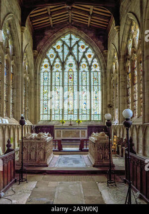 Innenraum der Chor der St. Maria und St. Barlock Pfarrkirche in Norbury in Derbyshire UK mit seiner mittelalterlichen Bildnis Gräber und grossen Osten windows Stockfoto