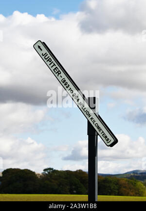 Der ignpost zu Jupiter', (Detail), outdoor Kunstwerk von Peter Liversidge. Jupiter Artland, Bonnington Haus, Wilkieston, West Lothian, Schottland, Großbritannien. Stockfoto